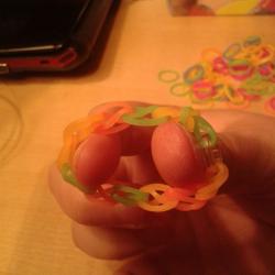 Loomband mit den Fingern basteln Schritt 9