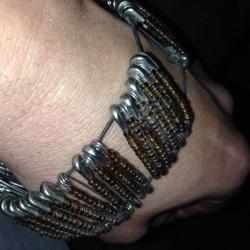 Armband aus Nadelklammer selbst basteln Schritt 8