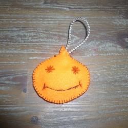 Smiley Anhänger aus Filz selbst basteln Schritt 8