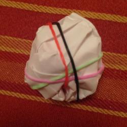 Gummiball aus Gummis und Papier basteln Schritt 5