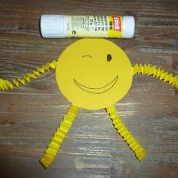 Smiley Männchen aus Papier selbst basteln Schritt 7