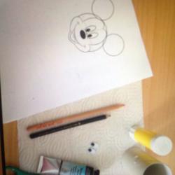 Mickey Mouse aus Klorolle selbst basteln Schritt 1