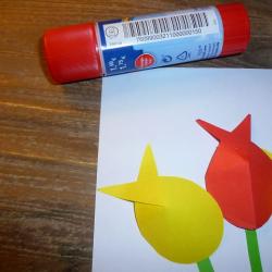 Bunte Blumen aus Papier selbst basteln Schritt 8