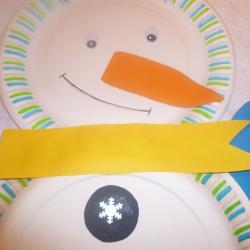 Schneemann aus Papptellern und Tonpapier basteln Schritt 29