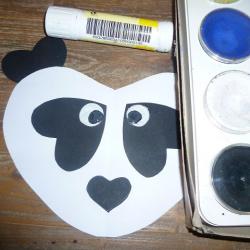 Pandagesicht mit Herzform aus Papier selbst basteln Schritt 7