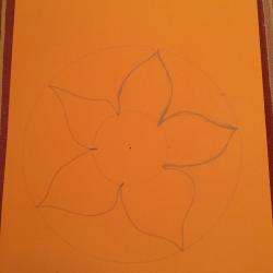 Blume aus Tonpapier als Unterlage basteln Schritt 5