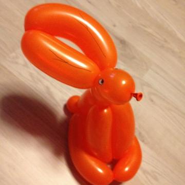 Hase aus Modellierballons basteln Schritt 9