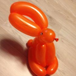 Hase aus Modellierballons basteln Schritt 9