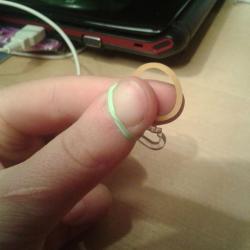 Loomband mit den Fingern basteln Schritt 4