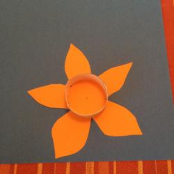 Blume aus Tonpapier als Unterlage basteln Schritt 16