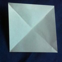 Origami Stern aus Papier falten Schritt 1