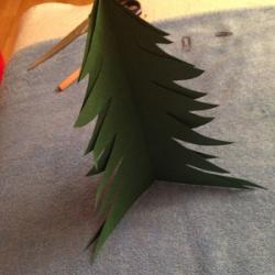 einen stehenden Weihnachtsbaum aus Tonpapier selbst basteln Schritt 12